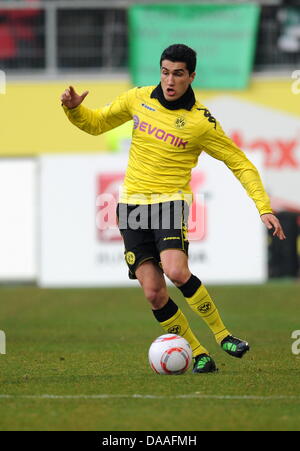 Dortmunds Nuri Sahin steuert den Ball bei deutschen Bundesligaspiel VfL Wolfsburg V Borussia Dortmund im Stadion der Volkswagen Arena in Wolfsburg, Deutschland, 29. Januar 2011. Dortmund verprügelt Wolfsburg mit 3: 0. Foto: Jochen Luebke Stockfoto