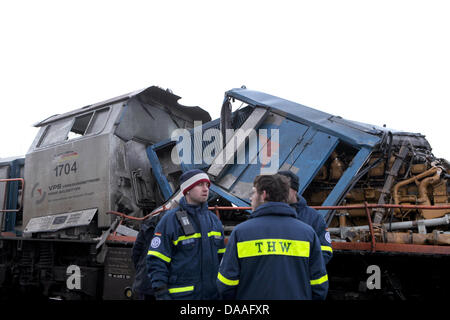 Mitarbeiter der deutschen Bundesanstalt für technische Hilfe (THW) arbeiten auf dem Schutt der Züge in der Nähe von zusammenstießen, Deutschland, 30. Januar 2011. Eine Kollision zwischen einem Güterzug und einem regionalen Zug Ende 29 Januar im Bundesland Sachsen-Anhalt links 10 Personen Tote und 40 verletzte. Polizei und Staatsanwaltschaft verkünden am 31. Januar gegen den Lokführer für unfreiwillige Manslau untersucht Stockfoto