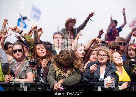 Fans jubeln wie Dizzee Rascal auf der Pyramide-Bühne auf dem Glastonbury-Festival-Freitag führt. 28. Juni 2013 Stockfoto