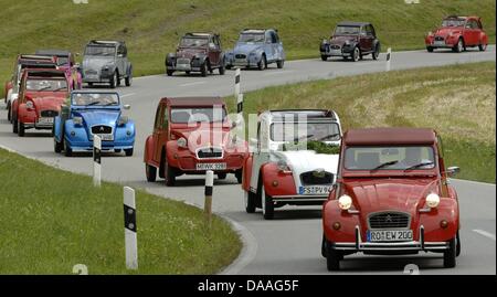 Ein Datei-Bild, aufgenommen am 13. August 2005 zeigt eine Reihe von Citroen 2CV Autos auf einer Straße in Toerwang, Deutschland, 13. August 2005. Autos wurde ein Werkzeug für die Massen im Nachkriegs-Deutschland. Die beliebtesten Modelle gehörten, VW Busse, Citroen 2CV, Käfer und Trabant Autos. Foto: Peter Kneffel Stockfoto