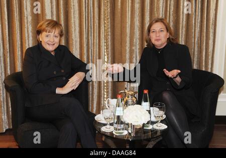 German chancellor Angela Merkel (R) und israelischen Oppositionsführerin Tzipi Livni (L) treffen im Rahmen der Deutsch-Israelischen Regierungskonsultationen in Jerusalem, Israel, 1. Februar 2011. Bundeskanzlerin Angela Merkel und viele ihrer Minister Montag für einen zweitägigen Besuch in Tel Aviv gelandet enthält, die eine gemeinsame Sitzung der israelischen und deutschen Kabinette. Foto: RAINER JENSEN Stockfoto