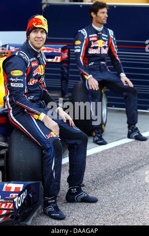 Deutsche Formel1-Fahrer Sebastian Vettel (L) und sein australischer Teamkollege Mark Webber (R) enthüllen neue RB7 Red Bull Racing am Circuit Ricardo Tomo in Valencia, Spanien, 1. Februar 2011. Der RB7 wird red Bull Racing Waffe der Wahl für die Formel1 Saison 2011 am 13. März mit dem Grand Prix von Bahrain starten werden. Foto: Jens Büttner Stockfoto