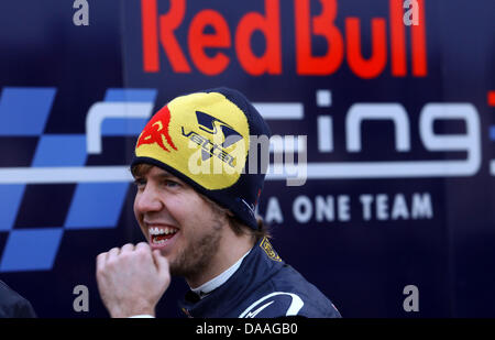 Deutsche Formel1-Fahrer Sebastian Vettel präsentiert Red Bull Racing neue RB7 am Circuit Ricardo Tomo in Valencia, Spanien, 1. Februar 2011. Der RB7 wird Red Bull Racing Waffe der Wahl für die Formel1 Saison 2011 am 13. März mit dem Grand Prix von Bahrain starten werden. Foto: Jens Büttner Stockfoto