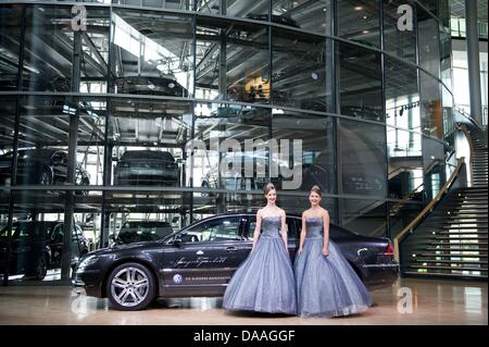 Dresden, Deutschland. 9. Juli 2013. Debütanten Johanna (L) und Elisabeth posieren in der Gläsernen Manufaktur von Volkswagen in Dresden, Deutschland, 9. Juli 2013. Die 2014 Semper Opernball statt findet am 7. Februar 2013. Foto: SEBASTIAN KAHNERT/Dpa/Alamy Live News Stockfoto