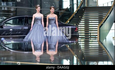 Dresden, Deutschland. 9. Juli 2013. Debütanten Johanna (L) und Elisabeth posieren in der Gläsernen Manufaktur von Volkswagen in Dresden, Deutschland, 9. Juli 2013. Die 2014 Semper Opernball statt findet am 7. Februar 2013. Foto: SEBASTIAN KAHNERT/Dpa/Alamy Live News Stockfoto