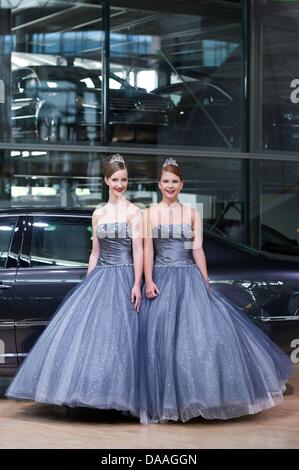 Dresden, Deutschland. 9. Juli 2013. Debütanten Johanna (L) und Elisabeth posieren in der Gläsernen Manufaktur von Volkswagen in Dresden, Deutschland, 9. Juli 2013. Die 2014 Semper Opernball statt findet am 7. Februar 2013. Foto: SEBASTIAN KAHNERT/Dpa/Alamy Live News Stockfoto