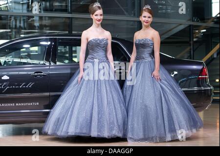 Dresden, Deutschland. 9. Juli 2013. Debütanten Johanna (L) und Elisabeth posieren in der Gläsernen Manufaktur von Volkswagen in Dresden, Deutschland, 9. Juli 2013. Die 2014 Semper Opernball statt findet am 7. Februar 2013. Foto: SEBASTIAN KAHNERT/Dpa/Alamy Live News Stockfoto