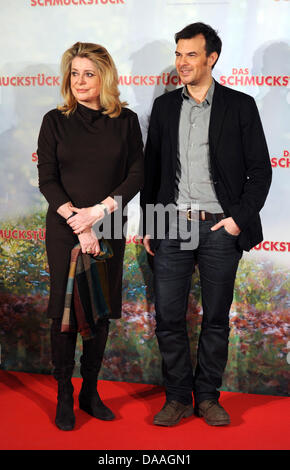 Französische Schauspielerin Catherine Deneuve (L) und französische Regisseur Francois Ozon (R) Lächeln während des Telefonats Foto auf ihrem Film "Potiche" in München, 1. Februar 2011. Die Komödie ist in den deutschen Kinos vom 24. März auf. Foto: TOBIAS HASE Stockfoto