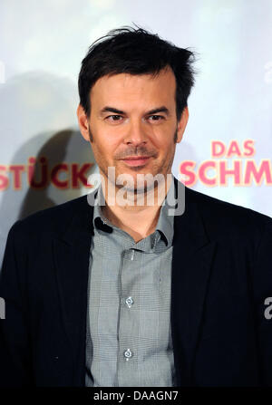 Französische Regisseur Francois Ozon lächelt während ein Foto rufen an seinem Film "Potiche" in München, 1. Februar 2011. Die Komödie ist in den deutschen Kinos vom 24. März auf. Foto: TOBIAS HASE Stockfoto