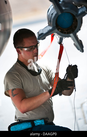 Senior Airman Robert Tracy, 4. Aircraft Maintenance Squadron Flugzeuge Bewaffnung Systeme Techniker während Green Flag-West 13 / 5. Juni 24, 2013, Nellis Air Force Base, Nevada Green Flag-West ist eine realistische Luft-Land Integration Kampftraining Übung Admin Stockfoto