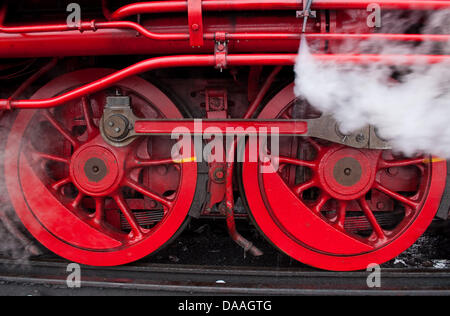 Eine Dampflok durch die Harzer Schmalspurbahn am Bahnhof Drei Annen Hohne Wasser in die verschneite Landschaft auf 1,142 Meter auf dem Brocken in der Nähe von Schierke, Deutschland, 29. Januar 2011 beendet. Die Region rund um den höchsten Berg im Norden Deutschlands ist eine Zugverbindung von 25 Dampflokomotiven aus den Jahren 1897 bis 1956 von HSB gereicht. Das Verkehrsnetz ist 140 Meter lang eine Stockfoto