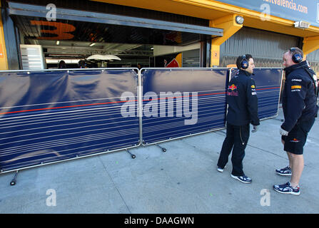 Mechanik stehen vor der Red Bull-Grube, die von der Öffentlichkeit mit Bildschirmen bedeckt ist, da Red Bull Sebastian Vettel sein neue Auto RB7 für Testfahrten in Valencia, Spanien, 1. Februar 2011 beginnt. Am 1. Februar 2011 testen die erste Sitzung der neuen Saison 2011 mit den neuen Autos in Valencia, Spanien, stattfindet. Foto: Jens Büttner Stockfoto