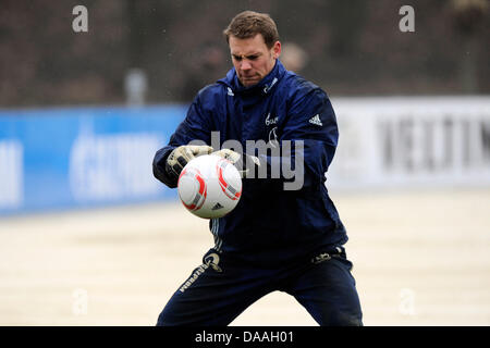 Keeper Manuel Neuer spielt während einer Trainingseinheit des deutschen Bundesligisten FC Schalke 04 in Gelsenkirchen, Deutschland, 1. Februar 2011. Foto: Revierfoto Stockfoto