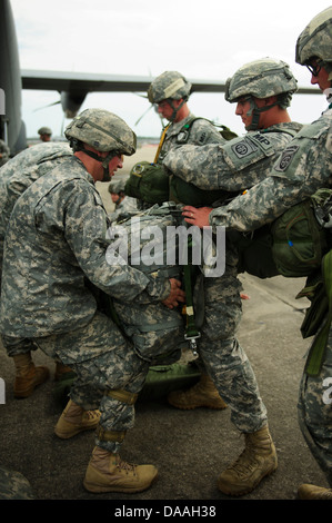 US Army Fallschirmjäger der 82. US-Luftlandedivision zugewiesen 3rd Brigade Combat Team rüsten in Vorbereitung an Bord gehen und springen von einer C-130J Super Hercules vorzubereiten, während der gemeinsamen operativen Zugang Übung (JOAX) 13-03, Fort Bragg, N.C., Juni 24 springen Stockfoto