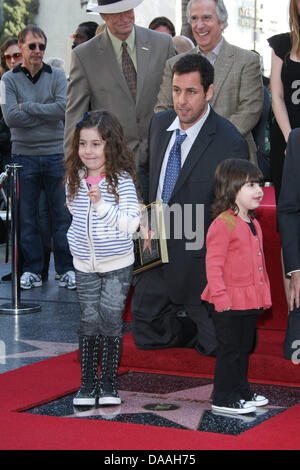 Schauspieler Adam Sandler und seinen Töchtern Sunny (rot oben) und Sadie teilnehmen Zeremonie Ehren Schauspieler Adam Sandler mit einem Stern auf dem Hollywood Walk of Fame in Los Angeles, USA, am 1. Februar 2011. Foto: Hubert Boesl Stockfoto