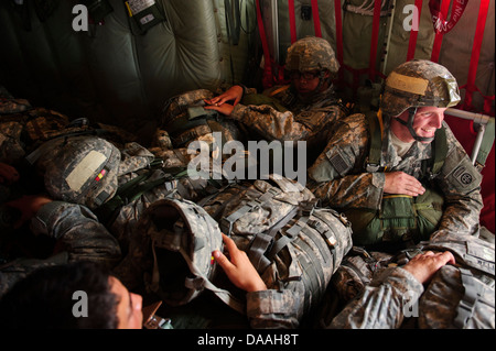 US Army Fallschirmjäger der 82. US-Luftlandedivision zugewiesen 3rd Brigade Combat Team warten, um in C-130J Super Hercules abheben Stockfoto