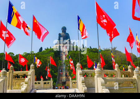 Hong Kong, China, Asien, Stadt, Lantau, riesigen Tian Tan, größten, Buddha, bunte, glauben, Fahnen, Hill, rot, Religion, Touristen Stockfoto