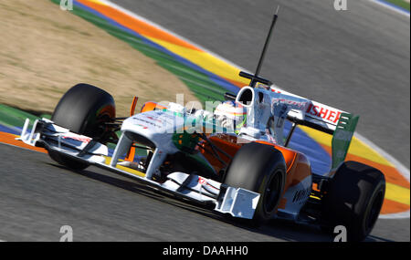 Britische Formel1 Rennfahrer Paul di Resta für Force India fährt entlang der Rennstrecke mit seinem neuen Rennwagen während eines Testlaufs in Valencia, Spanien, 2. Februar 2011. Die Formel-1-Teams testen Sie ihre neuen Autos und Reifen für die Saison 2011 bis 3. Februar 2011. Foto: Jens Büttner Stockfoto