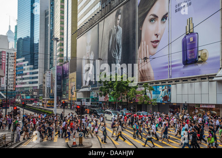 Hong Kong, China, Asien, Wanchai, Bezirk, Straßenszene, Kreuzung, Menschenmenge, Innenstadt, Menschen, Shopping Center, Menschen Stockfoto