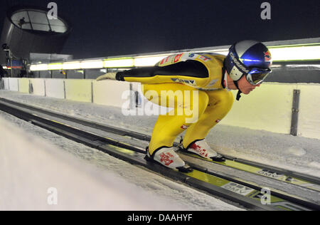 Österreichischer Skispringer Thomas Morgenstern springt von der Großschanze Sprungschanze während der FIS Team Tour World Cup Skispringen in der Vogtland Arena in Klingenthal, Deutschland, 2. Februar 2011. Morgenstern belegte den zweiten Platz. Foto: Hendrik Schmidt Stockfoto