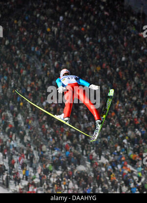 Österreichischer Skispringer Martin Koch springt von der Großschanze Sprungschanze während der FIS Team Tour World Cup Skispringen in der Vogtland Arena in Klingenthal, Deutschland, 2. Februar 2011. Foto: Hendrik Schmidt Stockfoto