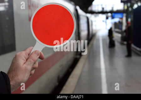 (Datei) - ein Dpa-Datei Bild vom 11. Januar 2008 zeigt ein Lokführer Hgolding oben ein rotes Signal am Hauptbahnhof in Köln. Die deutsche Eisenbahn Ingenieure Gewerkschaft (GDL) hat als eine Maßnahme auf dem Weg zu einheitlichen Lohn für Lokführer Warnung Streiks angekündigt. Foto: Oliver Berg Stockfoto