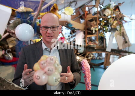 Oliver Kornhoff, Direktor des Arp-Museums präsentiert Werke von Schweizer Künstlern Gerda Steiner und Joerg Lenzlinger in Remagen, Deutschland, 2. Februar 2011. Der Künstler beschäftigen sich mit dem Thema "Flut Wasser - Drinketh oh Herz aus der Fülle der Zeit" und der Standort des Museums. ARP Museum befindet sich am Ufer des Rheins, eine Quelle und ein Dissuasionssystem. Foto: Thomas Frey Stockfoto