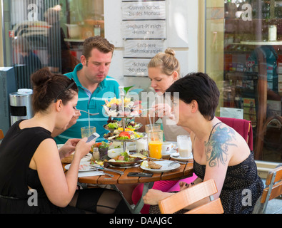 Menschen mit Brunch am Wochenende im Anna Blume Café im Prenzlauer Berg in Berlin Deutschland Stockfoto