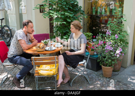 Menschen mit Brunch am Wochenende im Anna Blume Café im Prenzlauer Berg in Berlin Deutschland Stockfoto