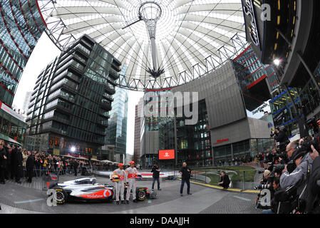 McLaren enthüllt den neuen MP4-26 in Berlin, Deutschland, 4. Februar 2011. Das McLaren Formel1 Team startete sein Auto für die Saison 2011 bei einer Präsentation. Die neuen MP4-26, die wie seine letzten Vorgänger einen Mercedes-Motor trägt, seinen ersten Lauf beim zweiten Vorsaison-Test in Jerez, Spanien nächste Woche erhalten. McLaren ist der letzte der führenden Teams präsentieren ihre Autos für die Stockfoto