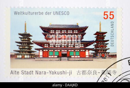 Die Sonderbriefmarke zeigt der Yakushi-Ji-Tempel in Nara, Japan in Regensburg, Deutschland, 4. Februar 2011 getroffen. Die 55 Cent-Briefmarke mit dem Bild von der mehr als 1300 Jahre alten Tempel in Nara, Japan erscheint mit einer Serie, die sich zum Weltkulturerbe. Foto: Armin Weigel Stockfoto