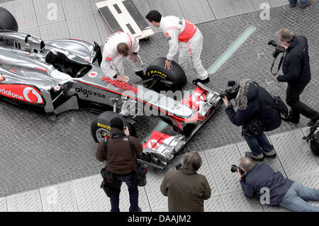 McLaren enthüllt den neuen MP4-26 in Berlin, Deutschland, 4. Februar 2011. Das McLaren Formel1 Team startete sein Auto für die Saison 2011 bei einer Präsentation. Die neuen MP4-26, die wie seine letzten Vorgänger einen Mercedes-Motor trägt, seinen ersten Lauf beim zweiten Vorsaison-Test in Jerez, Spanien nächste Woche erhalten. McLaren ist der letzte der führenden Teams präsentieren ihre Autos für die Stockfoto