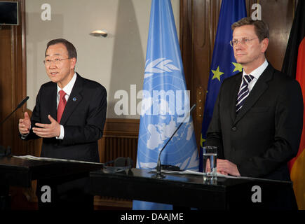 Bundesaußenminister Guido Westerwelle (FDP, R) hält eine gemeinsame Pressekonferenz mit UN-Generalsekretär Ban Ki Moon in Villa Borsig in Berlin, Deutschland, 4. Februar 2011. Themen der Gespräche waren die Situation in Ägypten. Foto: HERBERT KNOSOWSKI Stockfoto