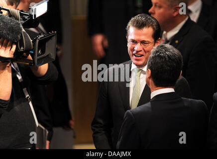 Der Bundesverteidigungsminister Karl-Theodor Zu Guttenberg (CSU, l) Und der Nato - Generalsekretär, Anders Fogh Rasmussen (r) Unterhalten Sich bin Freitag (04.02.2011) Bei der 47. Sicherheitskonferenz in München (Oberbayern). Bei der Konferenz Vom 4. Bis Zum 6. Februar Kommen Mehr als 350 Teilnehmer Und Etwa 60 Minister Und Regierungschefs Zusammen. Foto: Tobias Hase Dpa/lby Stockfoto