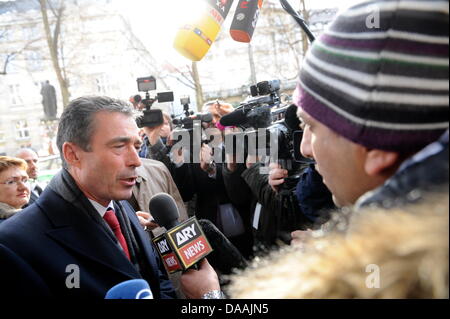 Der Nato - Generalsekretär, Anders Fogh Rasmussen (l), Kommt bin Freitag (04.02.2011) Zur 47. Sicherheitskonferenz in München (Oberbayern) Und Gibt Ein Interview. Bei der Konferenz Vom 4. Bis Zum 6. Februar Kommen Mehr als 350 Teilnehmer Und Etwa 60 Minister Und Regierungschefs Zusammen. Foto: Tobias Hase Dpa/lby Stockfoto