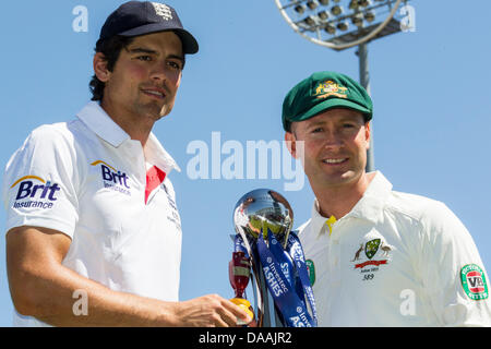 Nottingham, UK. 9. Juli 2013. Australiens Kapitän Michael Clarke und Englands Kapitän Alastair Cook posieren mit der Investec Trophy und die Asche-Urne während der offiziellen Fototermin und Pressekonferenzen vor dem ersten Investec Asche Test match bei Trent Bridge Cricket Ground am 9. Juli 2013 in Nottingham, England. (Foto von Mitchell Gunn/ESPA/Alamy Live-Nachrichten) Stockfoto