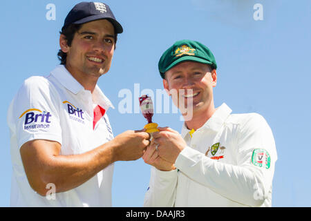 Nottingham, UK. 9. Juli 2013. Australiens Kapitän Michael Clarke und Englands Kapitän Alastair Cook posieren mit der Investec Trophy und die Asche-Urne während der offiziellen Fototermin und Pressekonferenzen vor dem ersten Investec Asche Test match bei Trent Bridge Cricket Ground am 9. Juli 2013 in Nottingham, England. (Foto von Mitchell Gunn/ESPA/Alamy Live-Nachrichten) Stockfoto