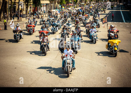 Barcelona, Spanien. 7. Juli 2013. Mehr als zehn Tausende von Fahrern Kreuzfahrt durch Barcelona für die große Flaggenparade während den Barcelona Harley Days 2013 Kredit: Matthias Oesterle/Alamy Live News Stockfoto