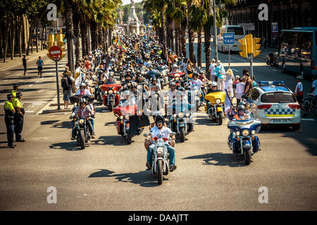 Barcelona, Spanien. 7. Juli 2013. Tausende nehmen die Straßen von Barcelona für die große Flaggenparade der Barcelona Harley Tage Kredit: Matthias Oesterle/Alamy Live News Stockfoto