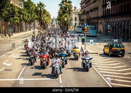 Barcelona, Spanien. 7. Juli 2013. Tausende nehmen die Straßen von Barcelona für die große Flaggenparade der Barcelona Harley Tage Kredit: Matthias Oesterle/Alamy Live News Stockfoto