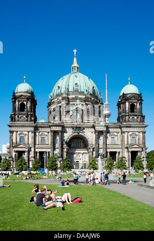 Beschäftigt der Lustgarten vor dem Dom oder Dom auf der Museumsinsel in Berlin Deutschland Stockfoto