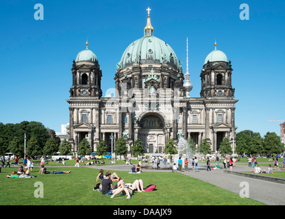 Beschäftigt der Lustgarten vor dem Dom oder Dom auf der Museumsinsel in Berlin Deutschland Stockfoto