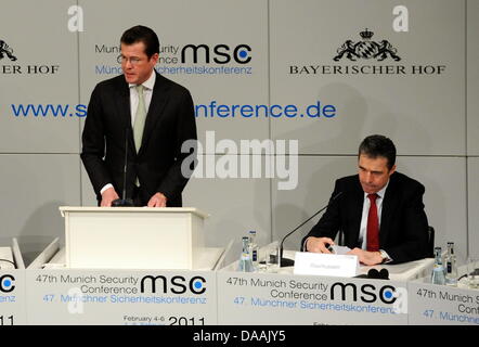 Der Bundesverteidigungsminister Karl-Theodor Zu Guttenberg (CSU, l) Spricht bin Freitag (04.02.2011) Bei der 47. Sicherheitskonferenz in München (Oberbayern) sind der Nato - Generalsekretär Anders Fogh Rasmussen, Neben Ihm Sitzt. Bei der Konferenz Vom 4. Bis Zum 6. Februar Kommen Mehr als 350 Teilnehmer Und Etwa 60 Minister Und Regierungschefs Zusammen. Foto: Tobias Hase Dpa/lby Stockfoto