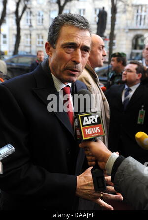 Der Nato - Generalsekretär, Anders Fogh Rasmussen (l), Gibt bin Freitag (04.02.2011) Bei der 47. Sicherheitskonferenz in München (Oberbayern) Ein Pressestatement. Bei der Konferenz Vom 4. Bis Zum 6. Februar Kommen Mehr als 350 Teilnehmer Und Etwa 60 Minister Und Regierungschefs Zusammen. Foto: Tobias Hase Dpa/lby Stockfoto