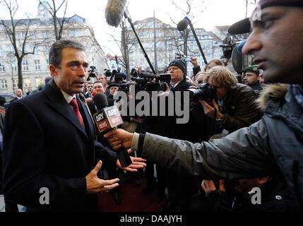 Der Nato - Generalsekretär, Anders Fogh Rasmussen (l), Gibt bin Freitag (04.02.2011) Bei der 47. Sicherheitskonferenz in München (Oberbayern) Ein Pressestatement. Bei der Konferenz Vom 4. Bis Zum 6. Februar Kommen Mehr als 350 Teilnehmer Und Etwa 60 Minister Und Regierungschefs Zusammen. Foto: Tobias Hase Dpa/lby Stockfoto