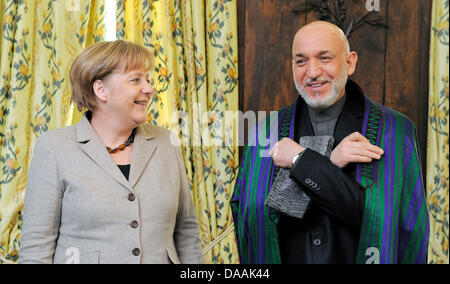 Bundeskanzlerin Angela Merkel, links, spricht mit afghanischen Präsidenten Hamid Karzai während eines bilateralen Treffens auf der internationalen Konferenz für Sicherheitspolitik im Hotel "Bayerischer Hof" in München, Süddeutschland, Samstag, 5. Februar 2011. Foto/Jens Meyer Stockfoto