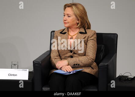 Sterben Sie U.S.-Außenministerin, Hillary Clinton, Sitzt am Samstag (05.02.2011) Bei der 47. Sicherheitskonferenz in München (Oberbayern) Im Hotel Bayerischer Hof bin Podium. Bei der Konferenz Vom 4. Bis Zum 6. Februar Kommen Mehr als 350 Teilnehmer Und Etwa 60 Minister Und Regierungschefs Zusammen. Foto: Tobias Hase Dpa/lby Stockfoto