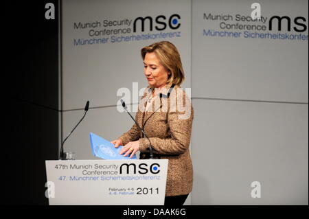 U.S.-Außenministerin, Hillary Clinton sterben, Kommt am Samstag (05.02.2011) Bei der 47. Sicherheitskonferenz in München (Oberbayern) Im Hotel Bayerischer Hof Zum Rednerpult. Bei der Konferenz Vom 4. Bis Zum 6. Februar Kommen Mehr als 350 Teilnehmer Und Etwa 60 Minister Und Regierungschefs Zusammen. Foto: Tobias Hase Dpa/lby Stockfoto