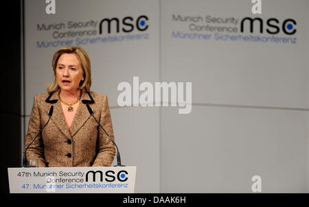 Sterben Sie U.S.-Außenministerin, Hillary Clinton, Spricht am Samstag (05.02.2011) Bei der 47. Sicherheitskonferenz in München (Oberbayern) Im Hotel Bayerischer Hof. Bei der Konferenz Vom 4. Bis Zum 6. Februar Kommen Mehr als 350 Teilnehmer Und Etwa 60 Minister Und Regierungschefs Zusammen. Foto: Tobias Hase Dpa/lby Stockfoto