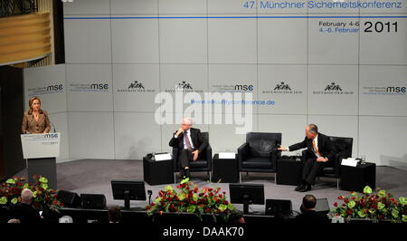 U.S.-Außenministerin, Hillary Clinton (l-R) sterben, Spricht am Samstag (05.02.2011) Bei der 47. Sicherheitskonferenz in München (Oberbayern) Im Hotel Bayerischer Hof, füttere Herman Van Rompuy Und der Leiter der Sicherheitskonferenz, Wolfgang Ischinger, Neben Ihr bin Podium einer. Bei der Konferenz Vom 4. Bis Zum 6. Februar Kommen Mehr als 350 Teilnehmer Und Etwa 60 Minister Und Regieru Stockfoto